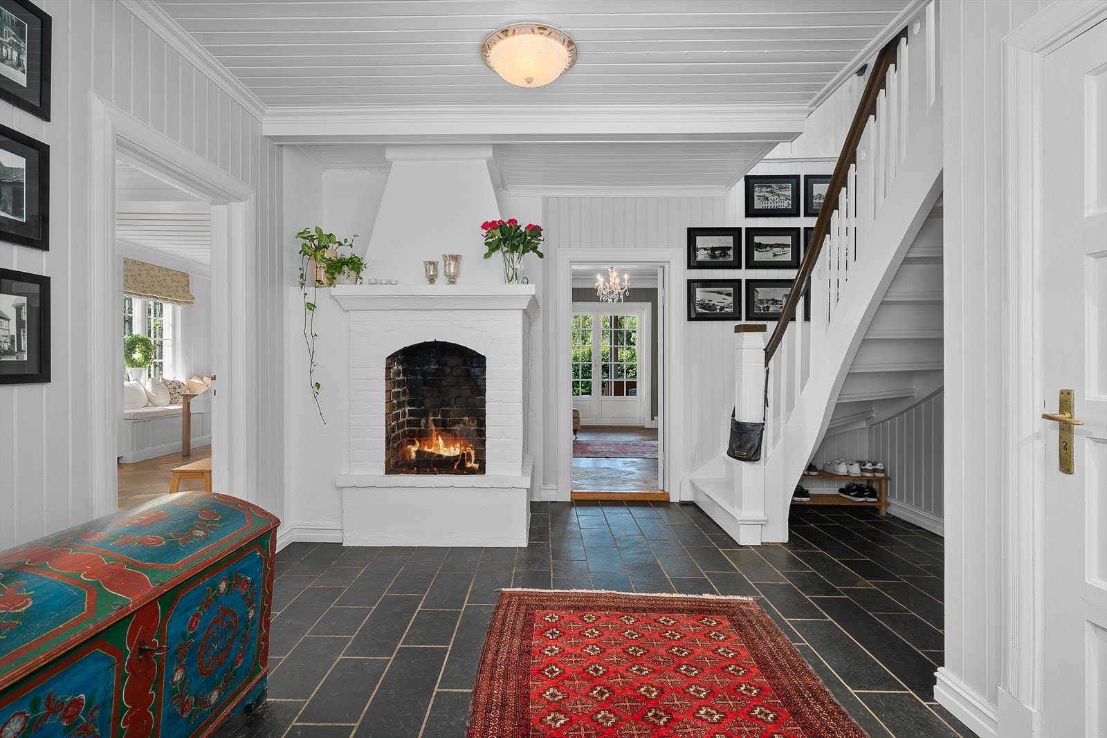 Velkommen inn! Stor hall med åpen peis, skifer med varme på gulvet og trapp opp til 2.etasje Galleribilde