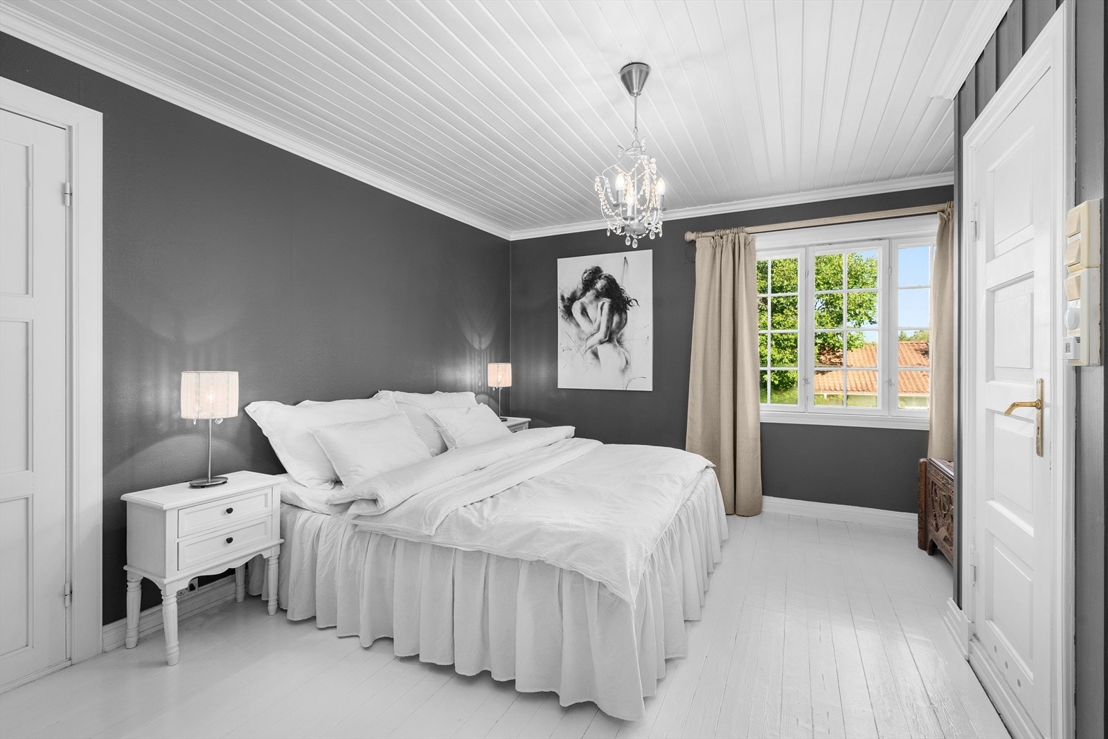 Hovedsoverom med praktisk egen tilknyttet garderobe og adkomst til bad Galleribilde