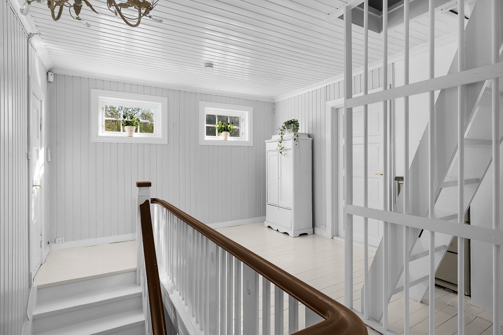 Velkommen opp i 2.etasje. Trapperom med trapp også opp til loftsetasje Galleribilde