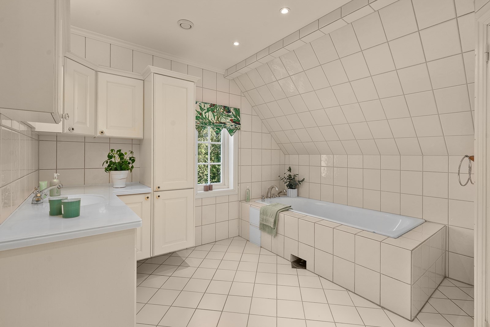 Baderom i 2.etasje med badekar og egen, separat dusjnisje. Vindu ut mot hagen gir mye lys Galleribilde