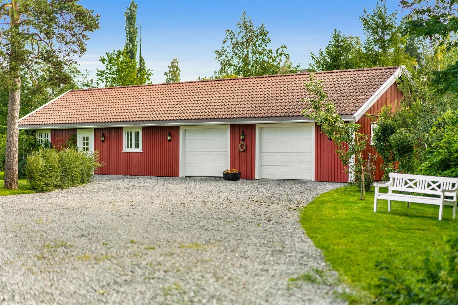 Stor dobbeltgarasje med gode lagringsmuligheter og potensiale for annet bruk som feks. treningsrom, musikkrom eller hjemmekontor Galleribilde