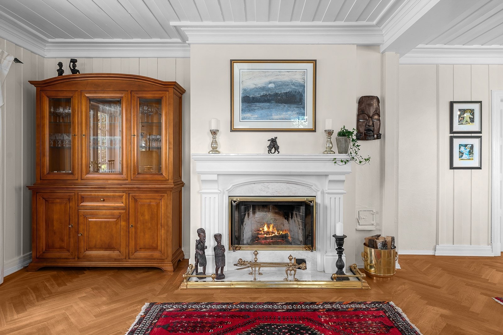 Flott engelsk peis, høyskap og nydelige lister i taket Galleribilde