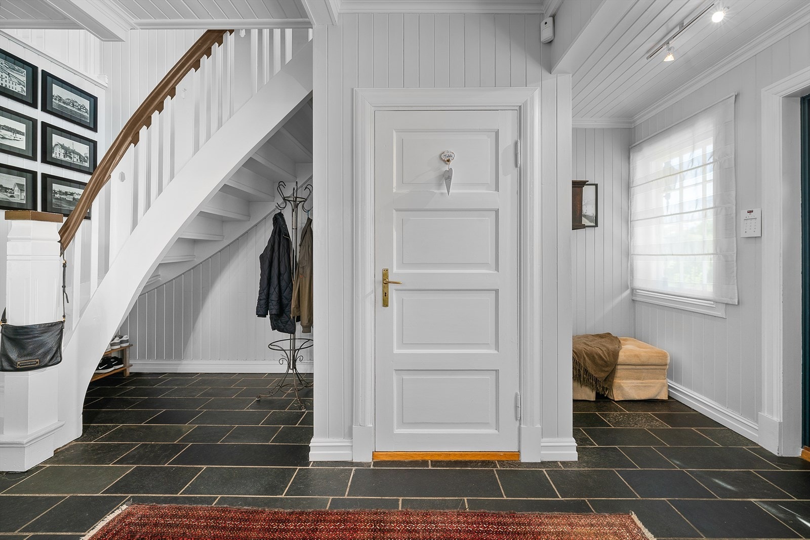 Hall/ trapperom med skifer og varmekabler i gulvet Galleribilde