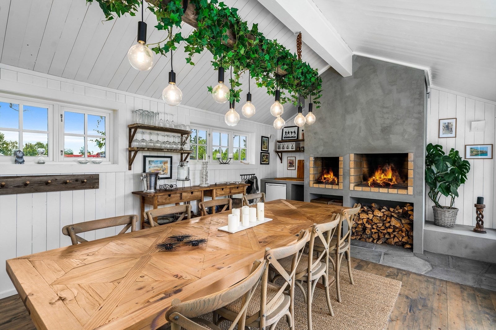 Fullisolert hagestue med peis og grill. Skifergulv ved ildstedene og tregulv ellers Galleribilde