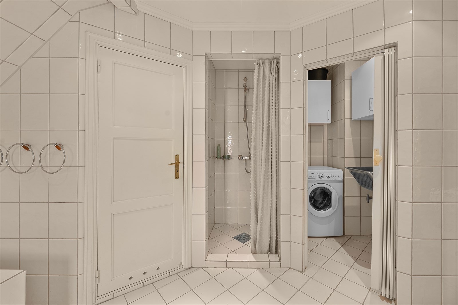 Bad/ vaskerom med dusjnisje og egen vaskeromsdel Galleribilde