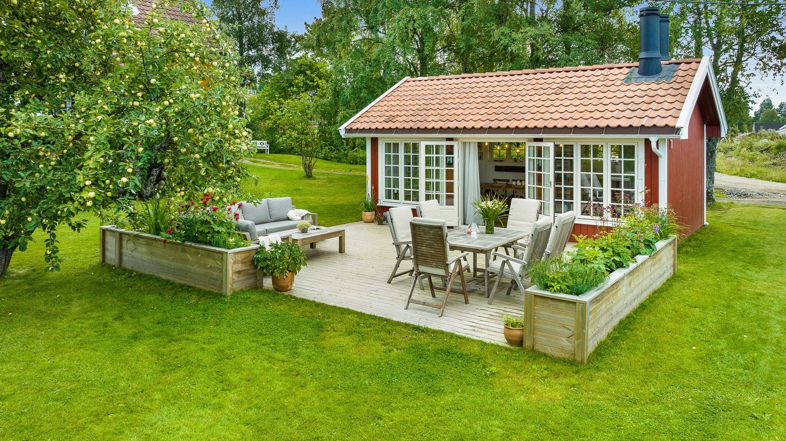 Nyere hagestue med solrik terrasse vendt inn mot hagen Galleribilde