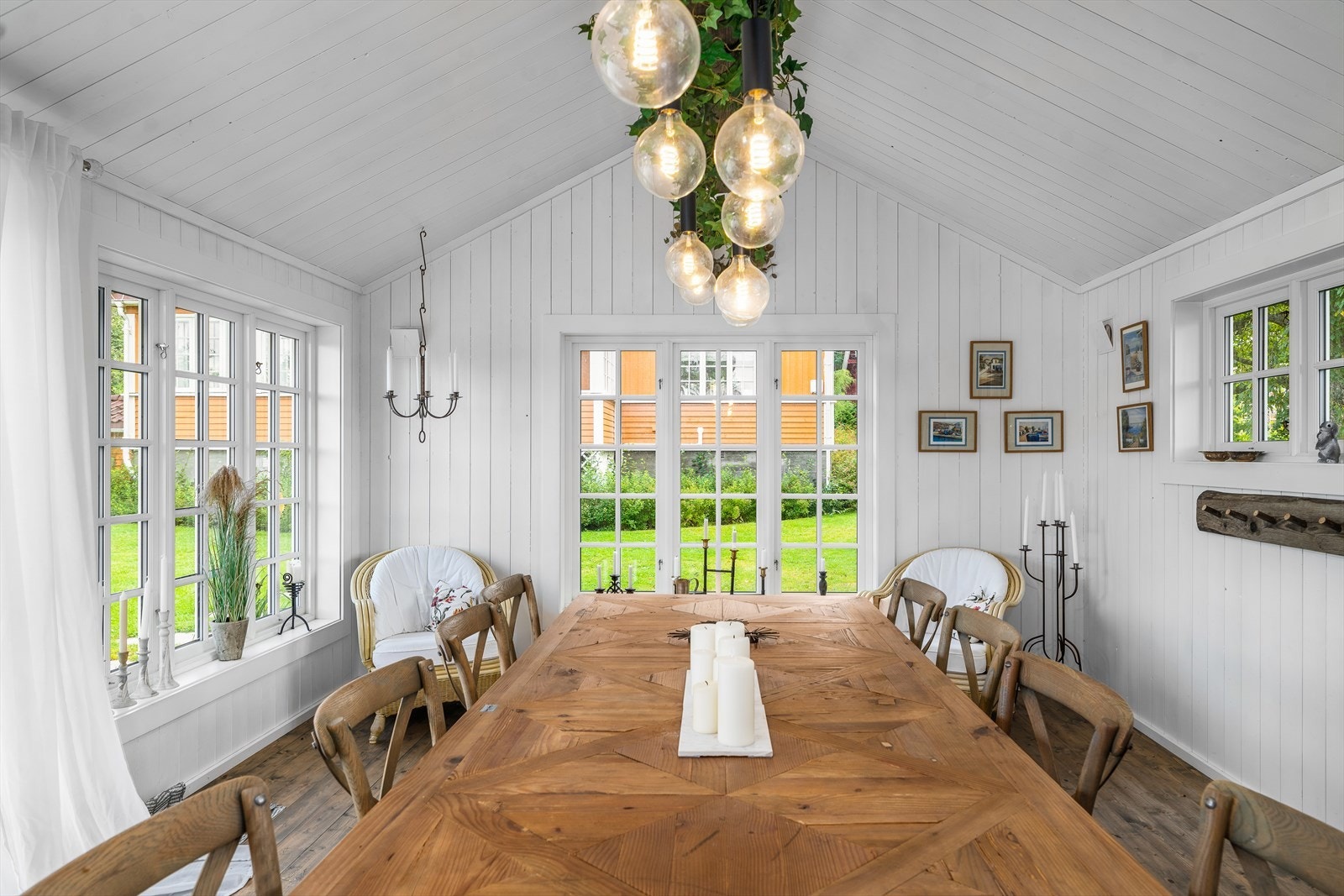 Hagestue med mange og store vindusflater ut mot hagen Galleribilde