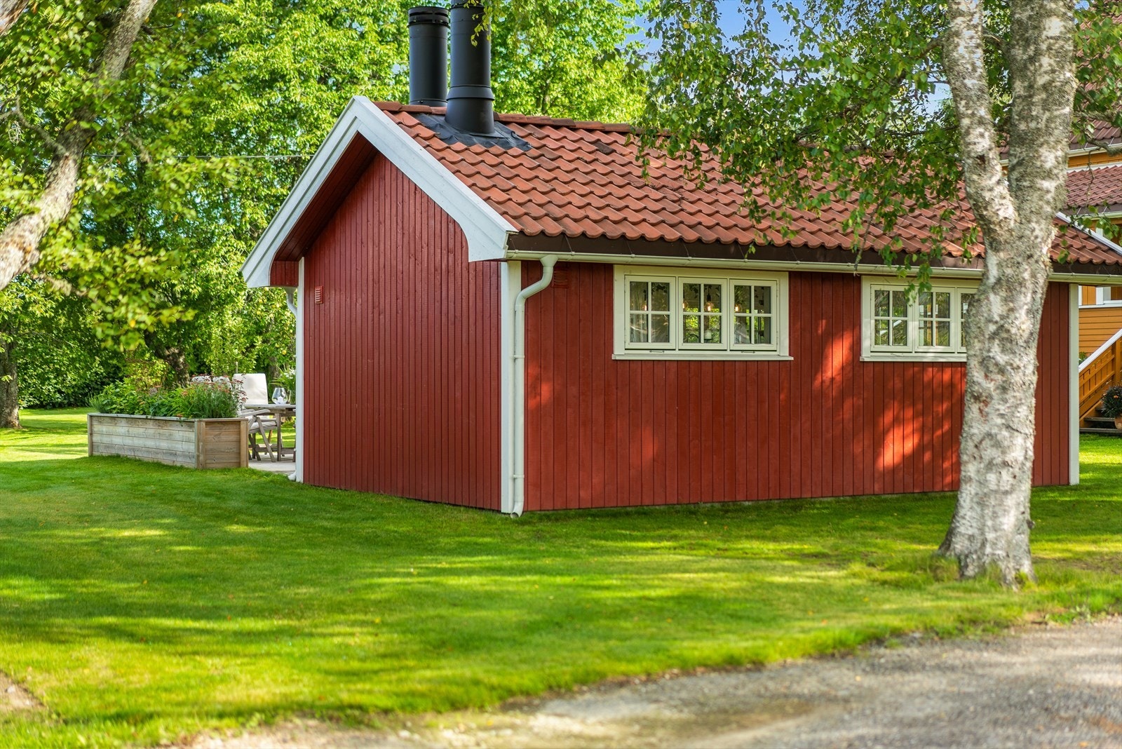 Bakside av hagestuen sett mot bjørkealléen Galleribilde