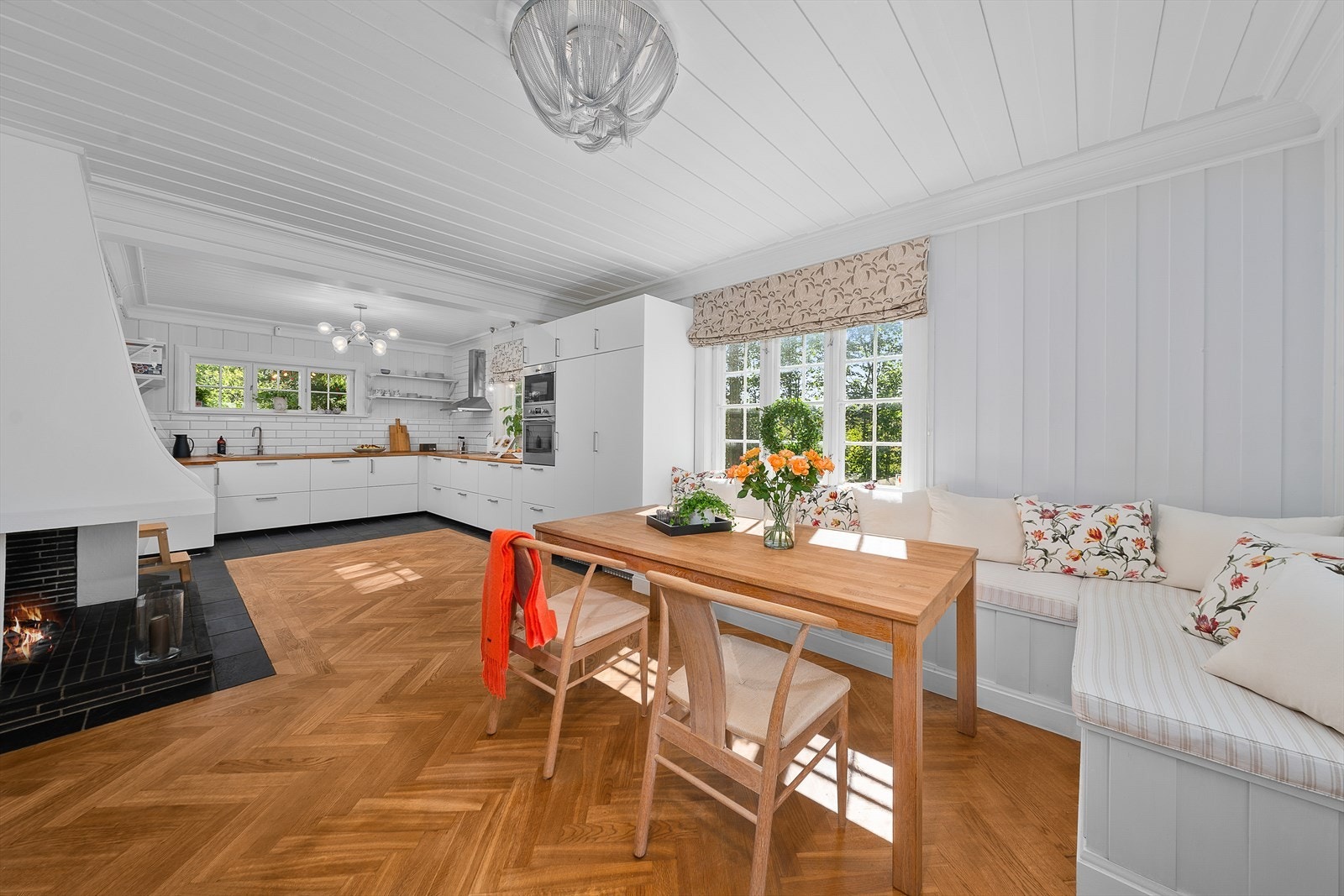 Koselig spisekrok som en del av kjøkkenet Galleribilde