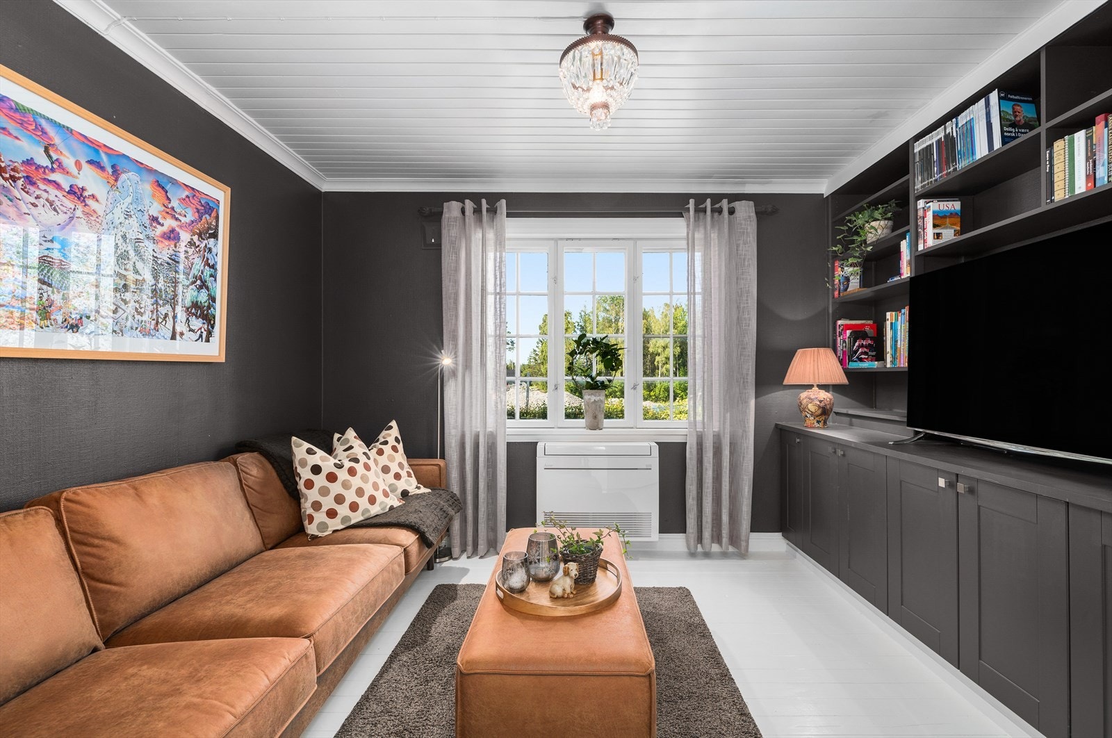 Egen TV-stue i lune farger og integrert bokhylle/TV-benk. Perfekt som ekstra stue eller som soverom nr. 4 Galleribilde