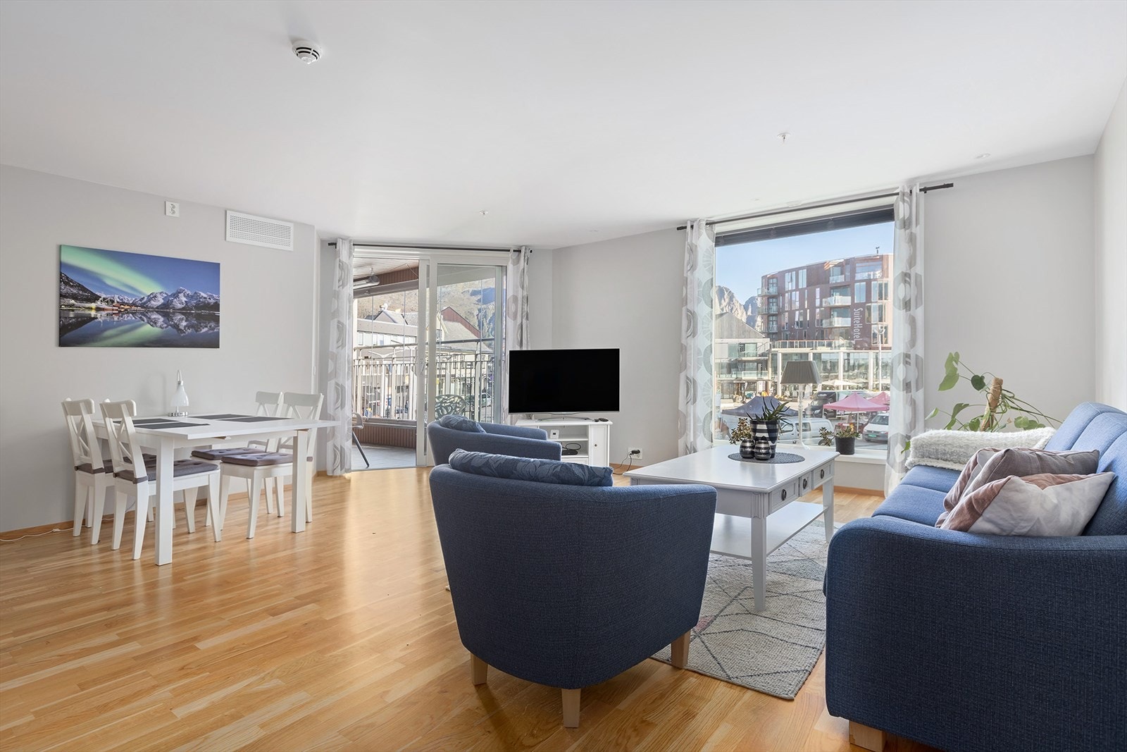 Lys og fin stue med god plass til spisebord Galleribilde