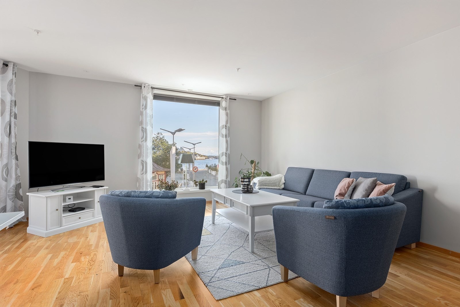 Flott utsikt mot sjøen Galleribilde