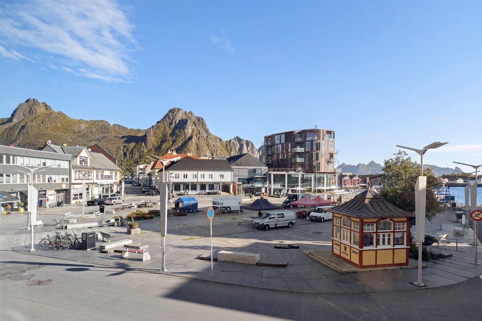 Flott utsikt mot Torget og deler av Svolvær havn Galleribilde