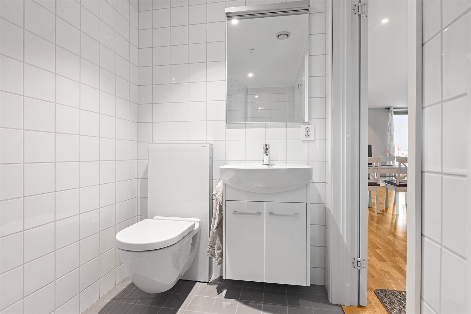 Pent flislagt bad med lys innredning og downlights i tak Galleribilde