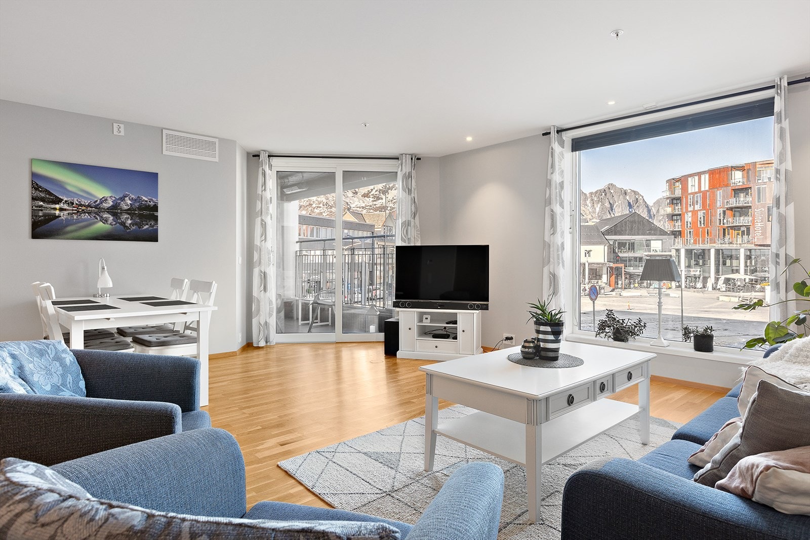 Fra stuen er det utgang til en innglasset balkong Galleribilde