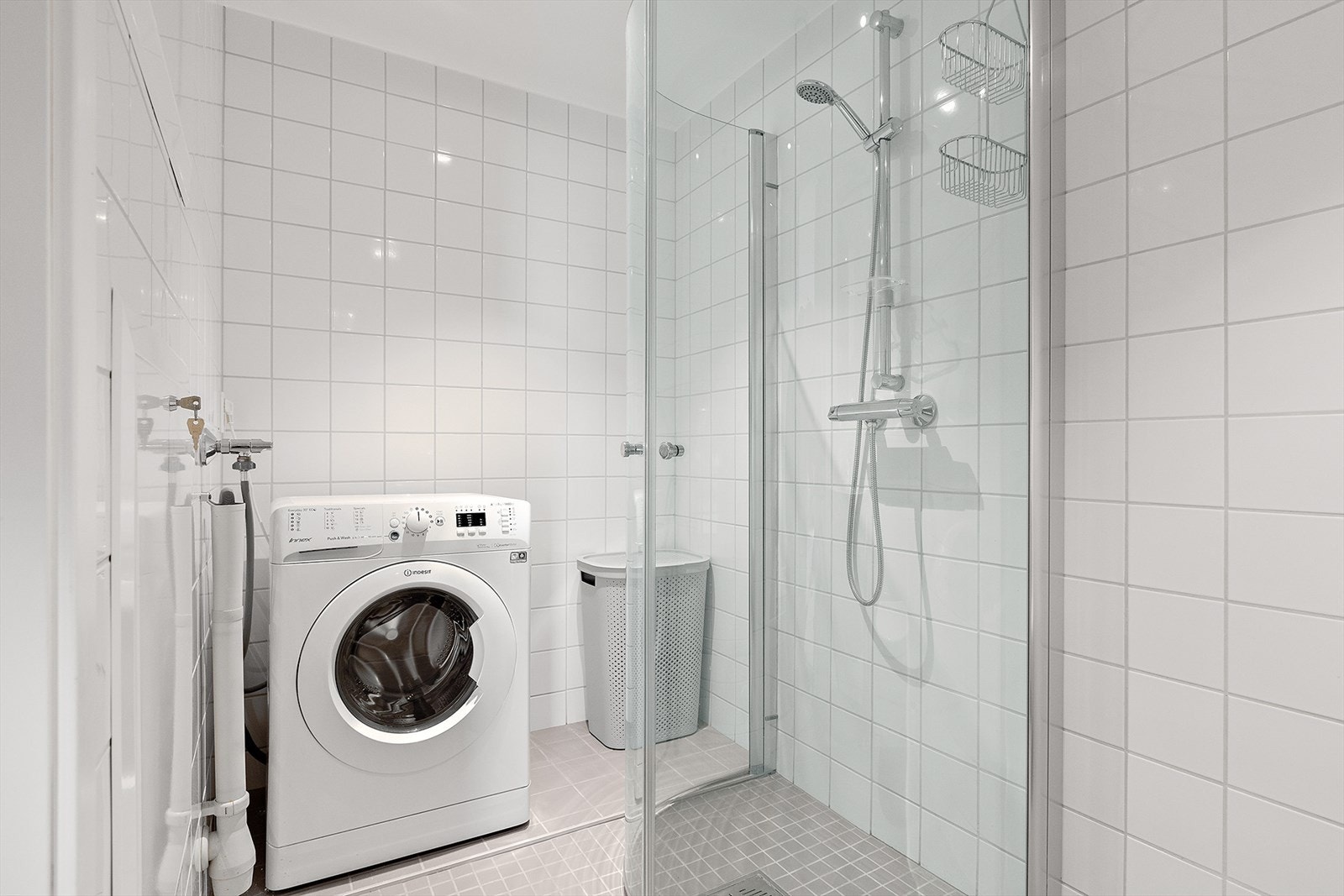 Det er opplegg til vaskemaskin på badet - Innfellbare glassdører til dusj Galleribilde