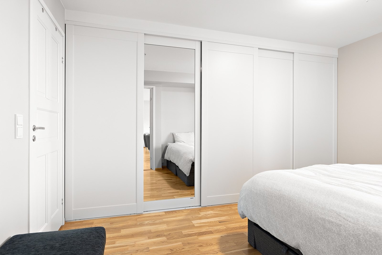 På soverommet er det en stor skyvedørsgarderobe Galleribilde