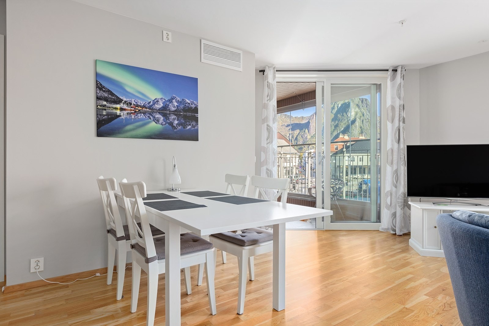 Utgang til innglasset balkong fra stuen Galleribilde