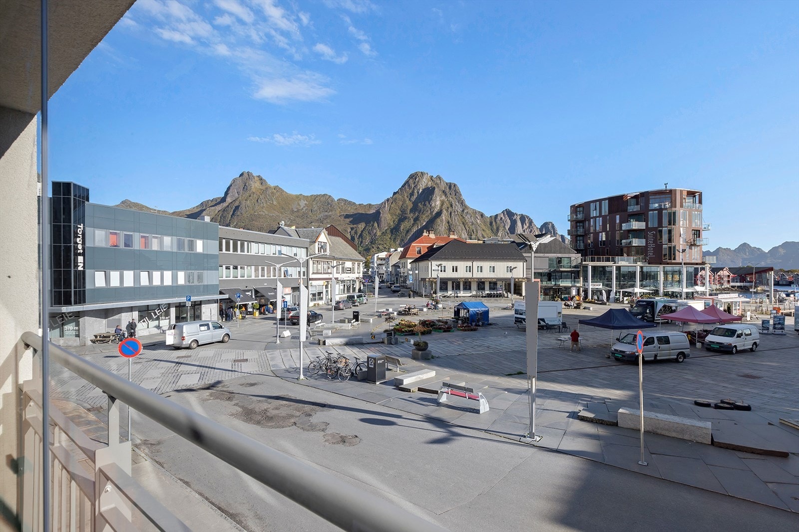 Veldig fin utsikt fra balkongen mot Blåtind, Fløya og Svolværgeita Galleribilde