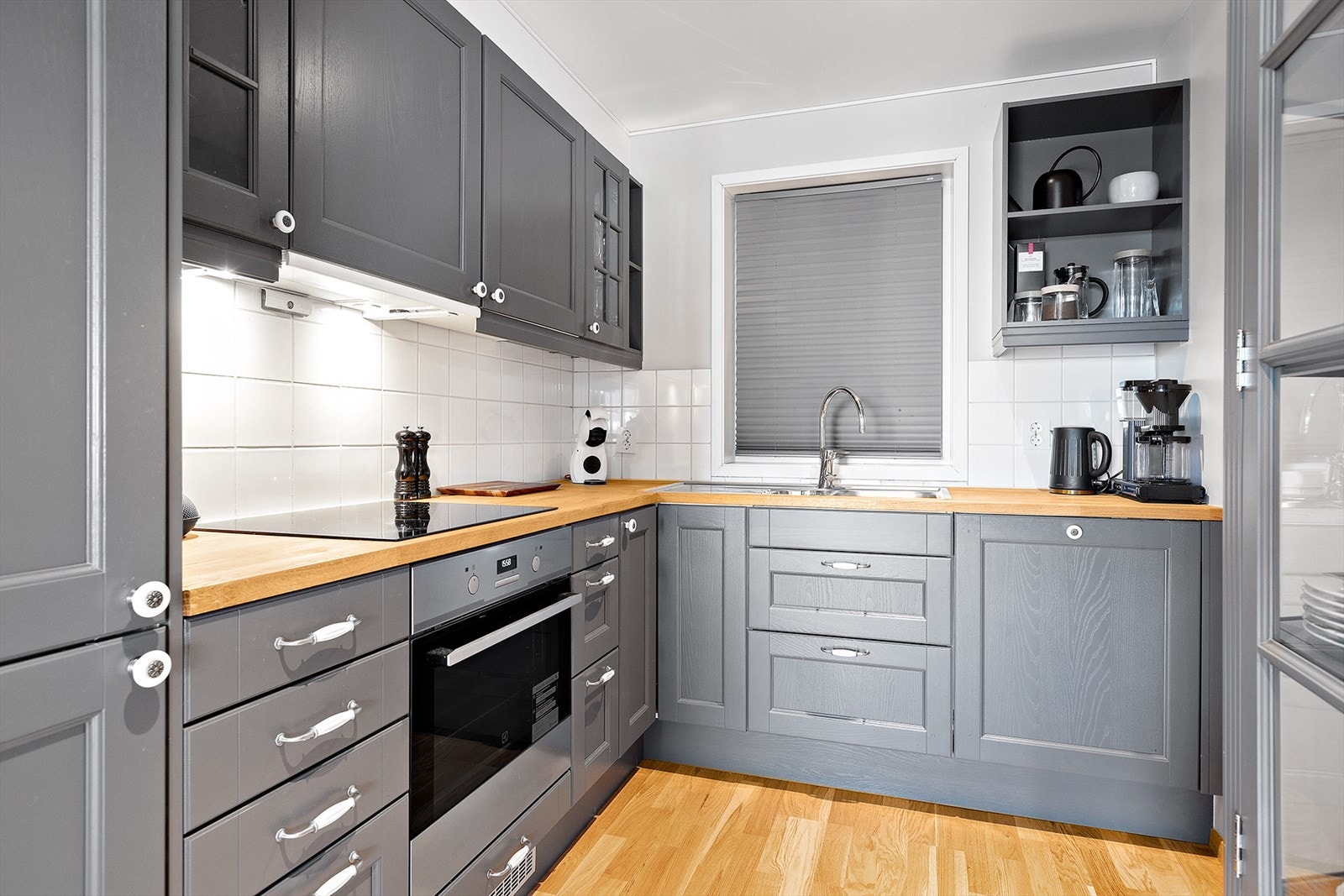 Kjøkken med integrerte hvitevarer Galleribilde