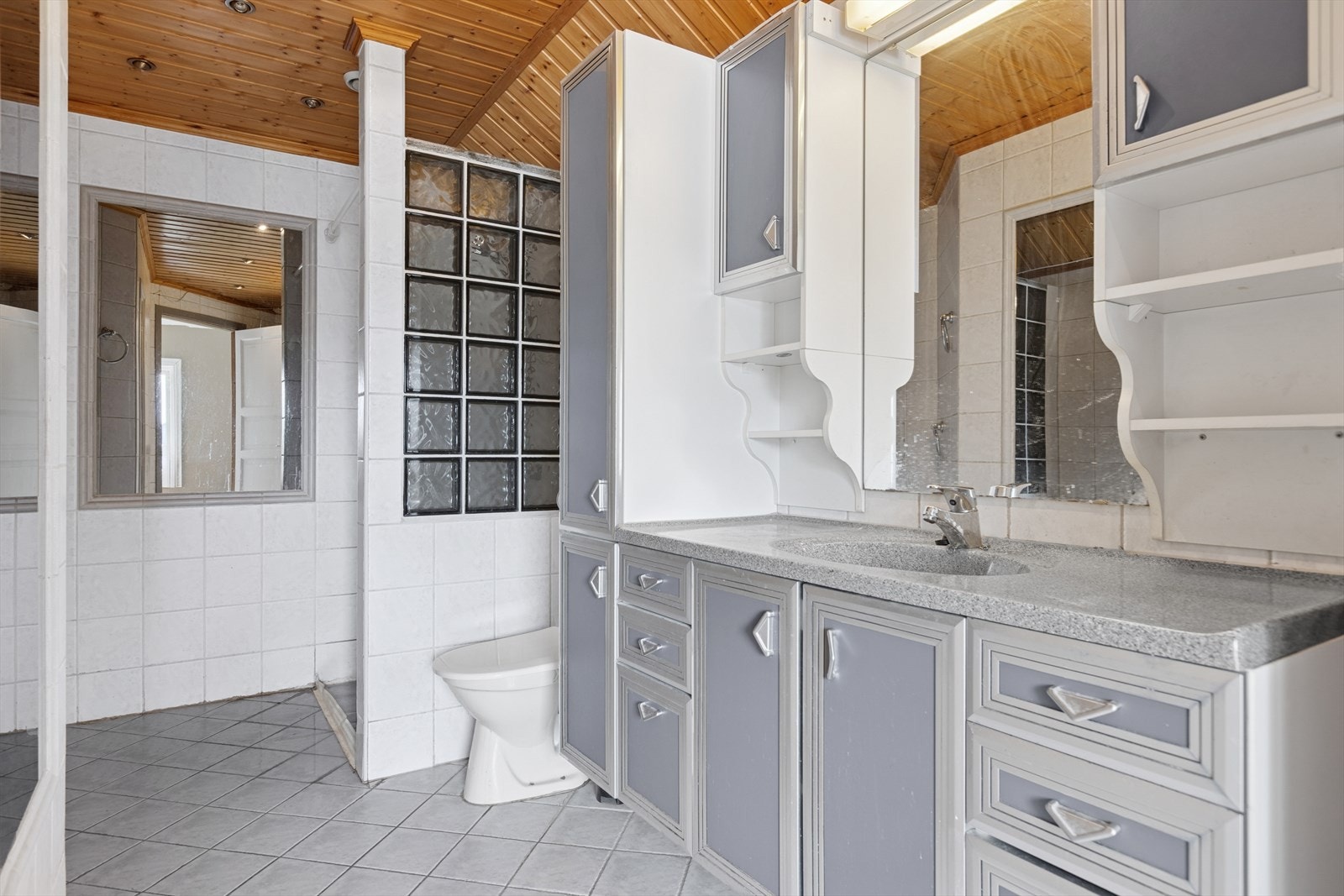 Flislagt bad med gulvvarme på 6,2 m². Galleribilde