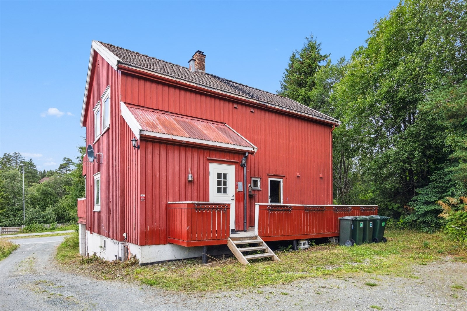 Fra leiligheten har du gangavstand til dagligvarebutikk, skole, barnehage, bussholdeplass og fantastisk helårs turterreng. Galleribilde