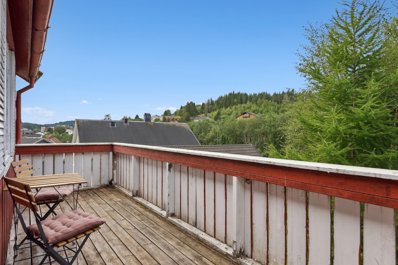 Til tross for sin sentrale beliggenhet ligger boligen skjermet fra støy og innsyn fra veien. Galleribilde