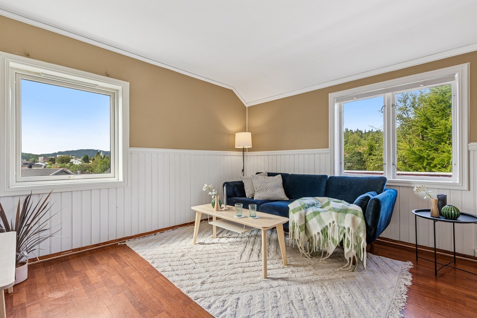 Stua er på 13,4 m² og har vinduer mot sør og vest. Galleribilde