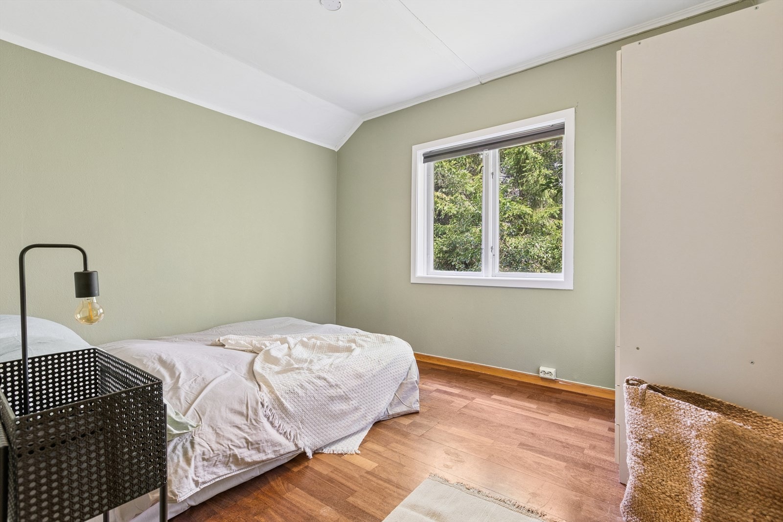 Soverom 2 er på 8,7 m². Begge soverommene er vendt mot rolige omguivelser i nord. Galleribilde