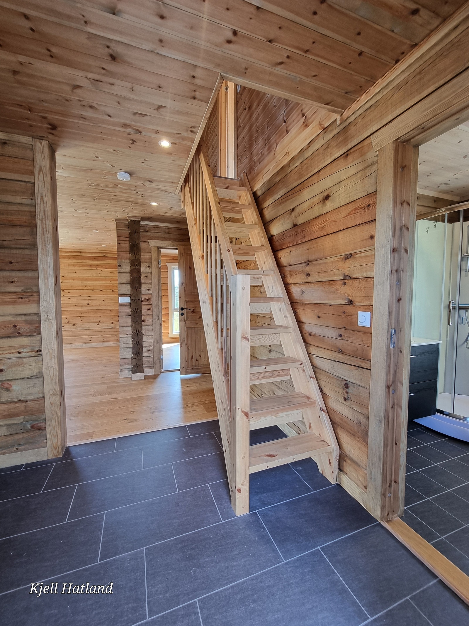 Flislagt gang med varmekabel og trappen opp til hems er beiset med lune farger Galleribilde