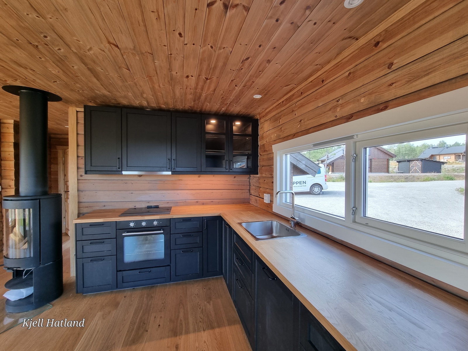 Hytta har fått installert nytt sort kjøkken med nye hvitevarer Galleribilde