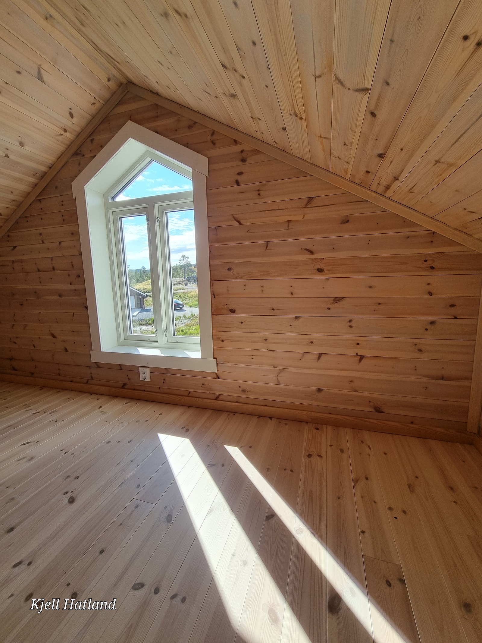 Soverom 3 på hemserom. Mulighet for å innrede med dobbeltseng eller enkle senger. Tømmervegger er beiset i lune farger Galleribilde