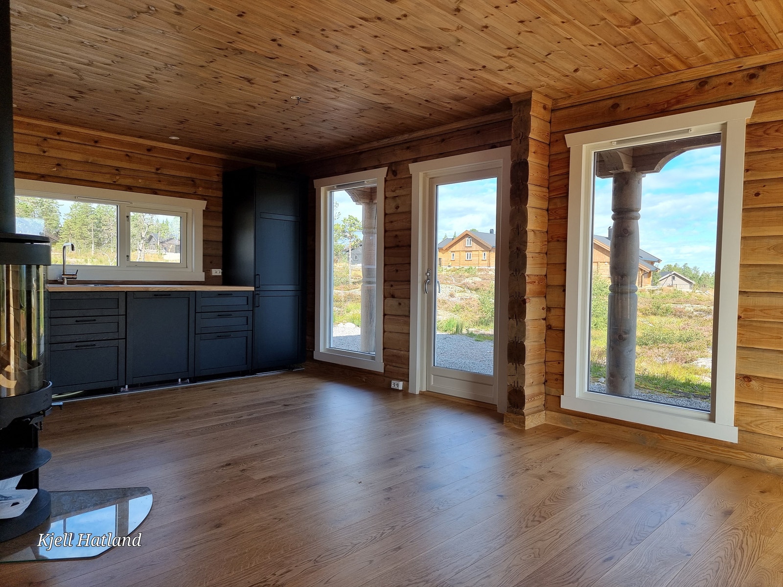 Åpen kjøkkenløsning til stue, med varmekabler i gulv og parkett. Tak og vegger er beiset i lune farger. Utgang til overbygget terrasse Galleribilde