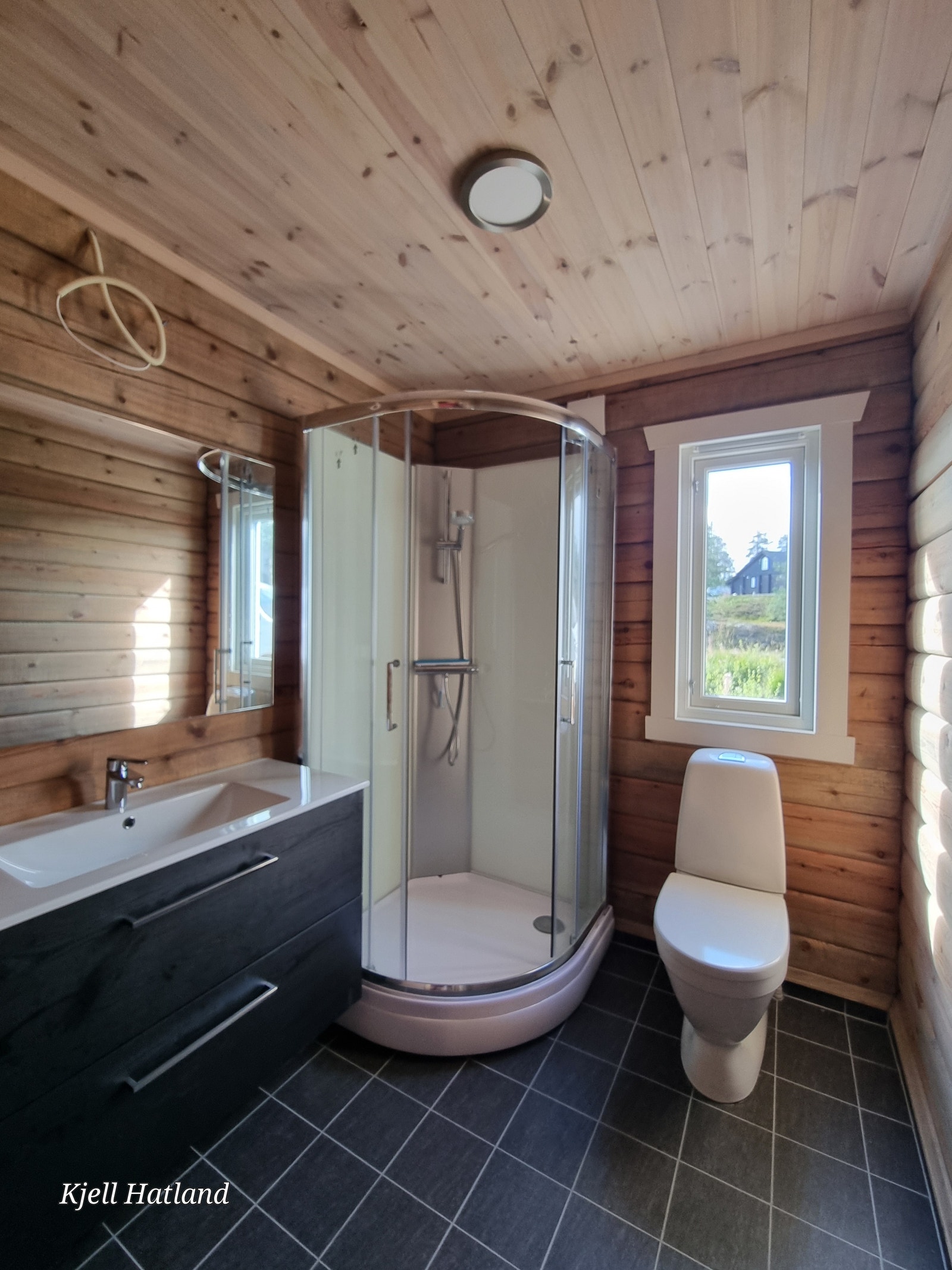 Flislagt bad med dusjkabinett og helt ny baderoms innredning. Tømmervegger er beiset med lune farger Galleribilde