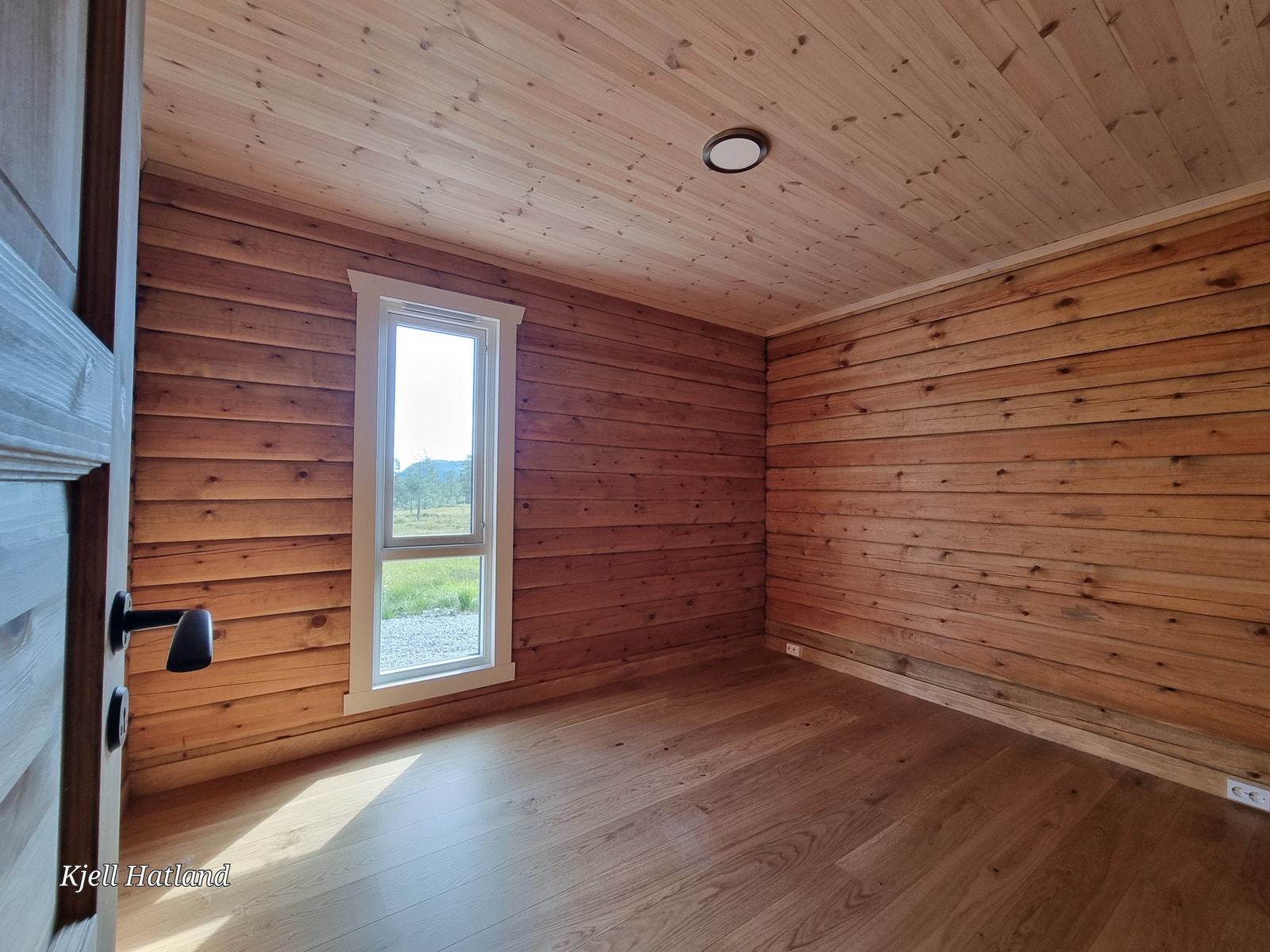 Hovedsoverom 1 etj i hvor tømmervegger er beiset i lune farger. Her er det god plass for dobbeltseng Galleribilde