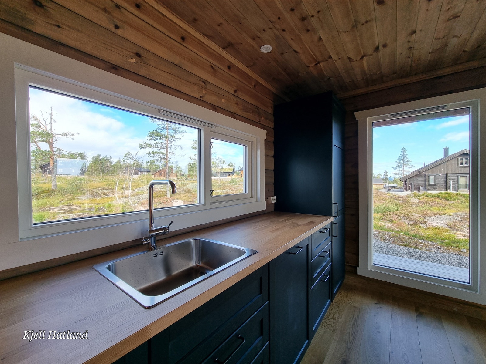 Fin utsikt fra kjøkkenbenken. Tak og vegger er beiset i lune farger.
Helt ny kjøkkeninnredning og nye hvitevarer Galleribilde