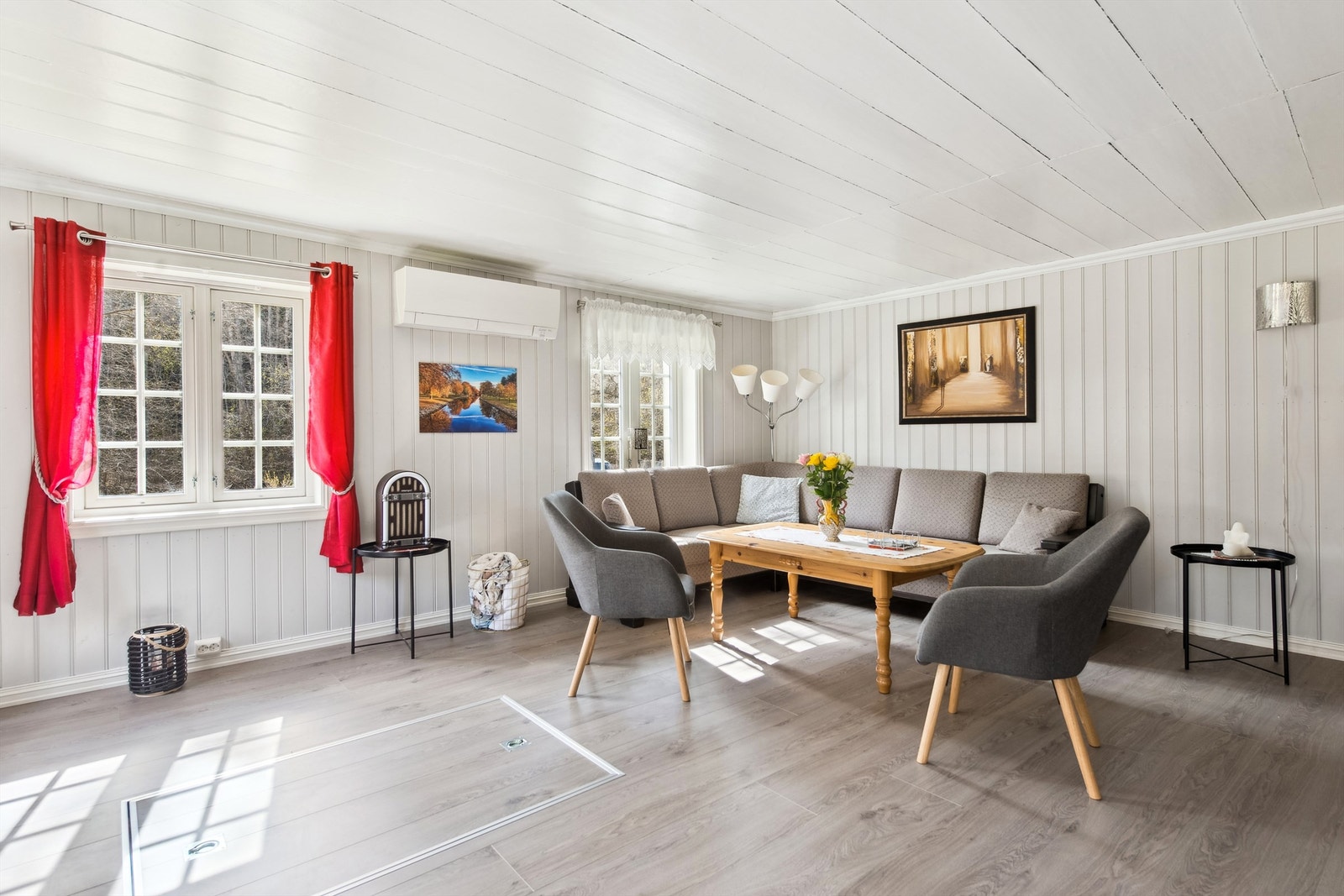 Stuen er romslig og har god plass til en stor sofagruppe Galleribilde