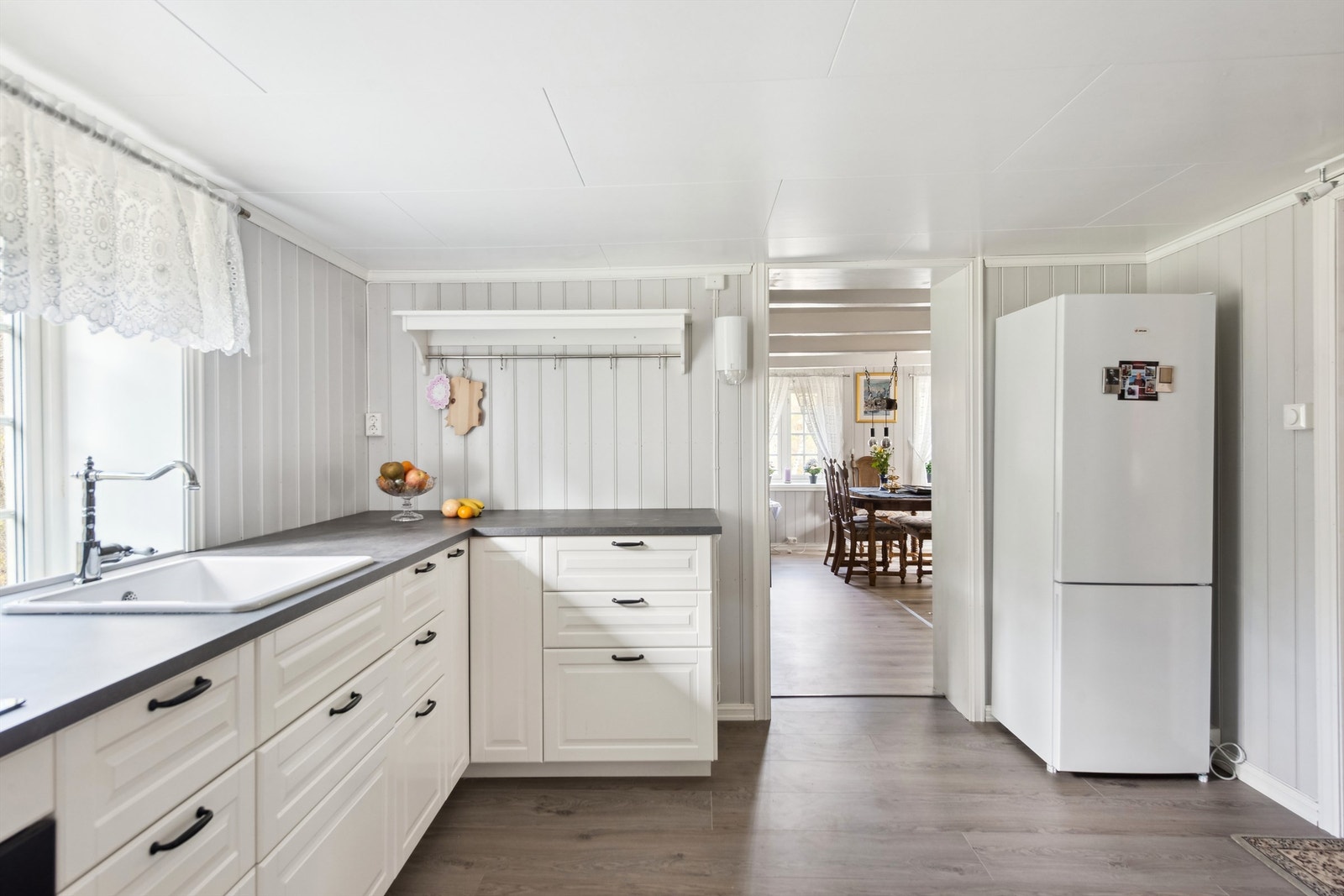 Kjøkkeninnredningen er fra Ikea og her har du god skap- og benkeplass. Galleribilde