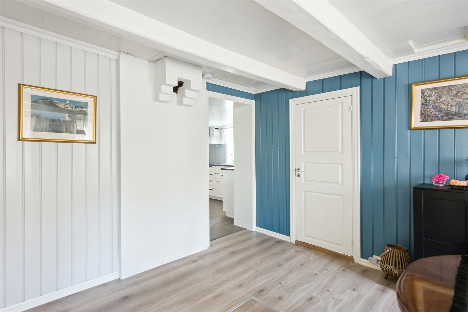 Stuen og spisestuen er praktisk plassert på hver sin side av kjøkkenet Galleribilde