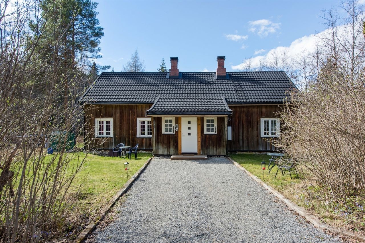 Hytta er oppført i ca. 1750 - et unikt og fredelig fristed med historisk sjel. Galleribilde