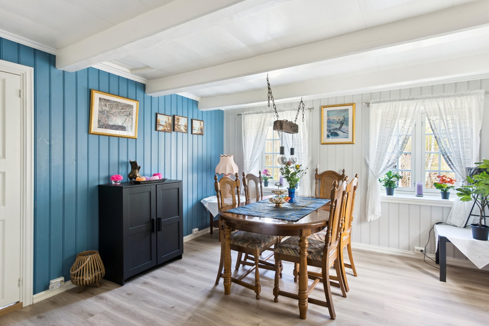 Spisestuen er malt i fine fargetoner og byr på god plass for lange måltider med venner og familie. Galleribilde