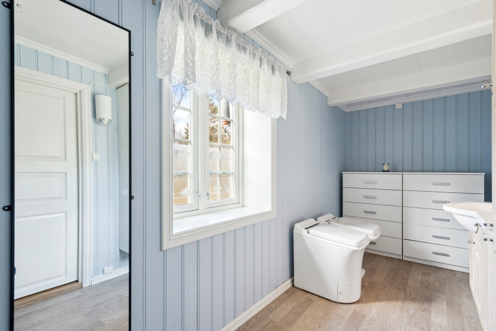 Toalettrommet har forbrenningstoalett fra cinderella Galleribilde