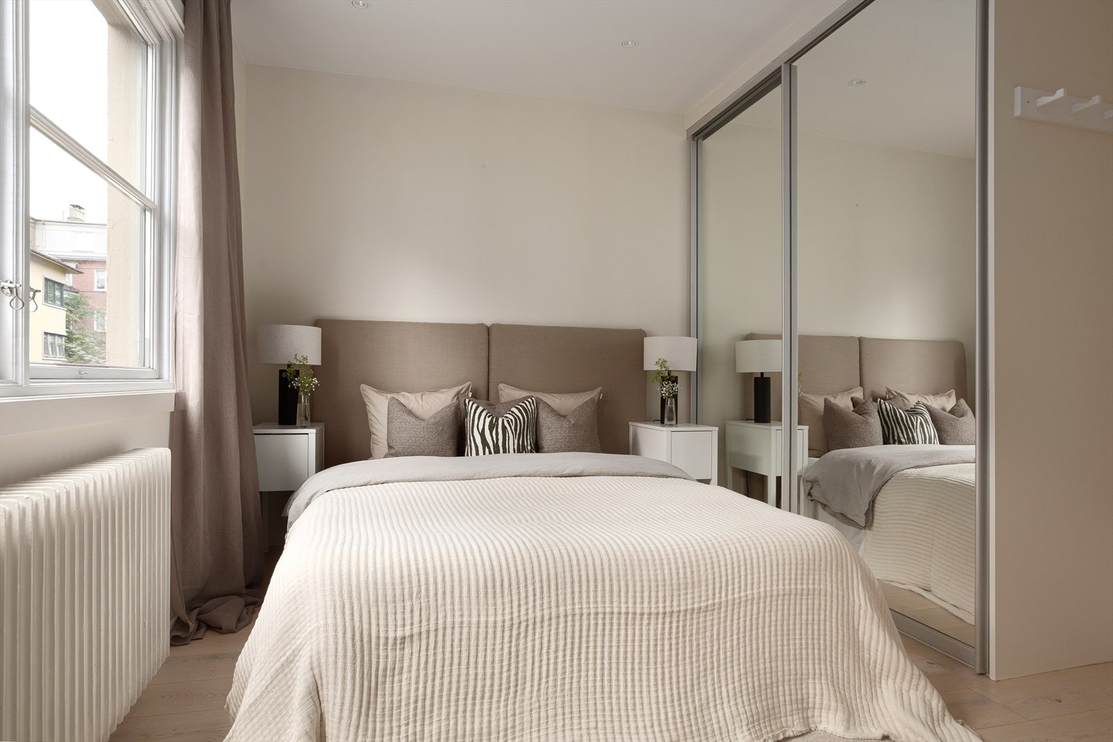 Her er det god plass til dobbeltseng og nattbord. Det er gode oppbevaringsmuligheter i stor skyvedørsgarderobe Galleribilde