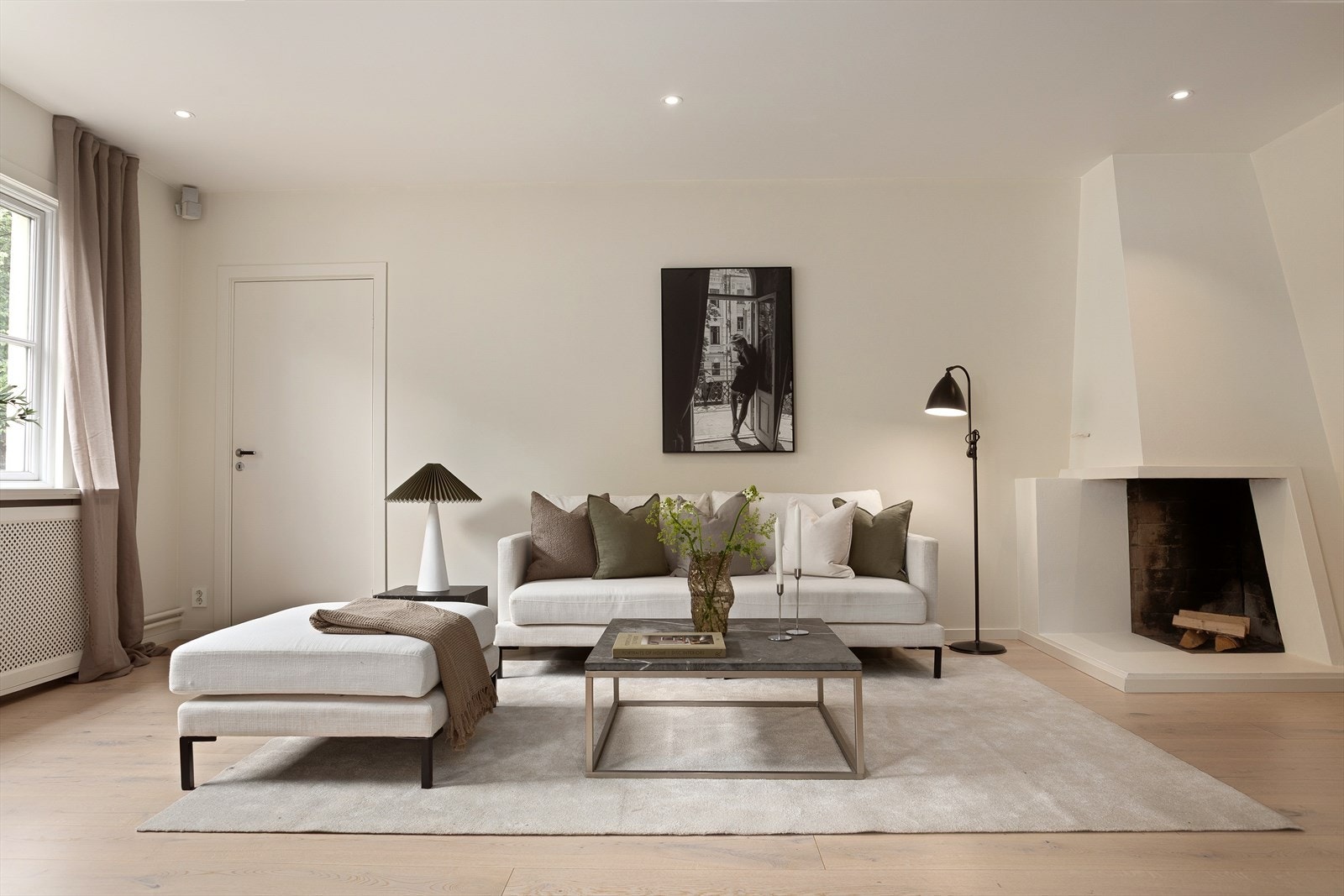 Det er lagt 1-stavs parkett på gulvene og veggflatene er malt i lyse og nøytrale fargetoner Galleribilde