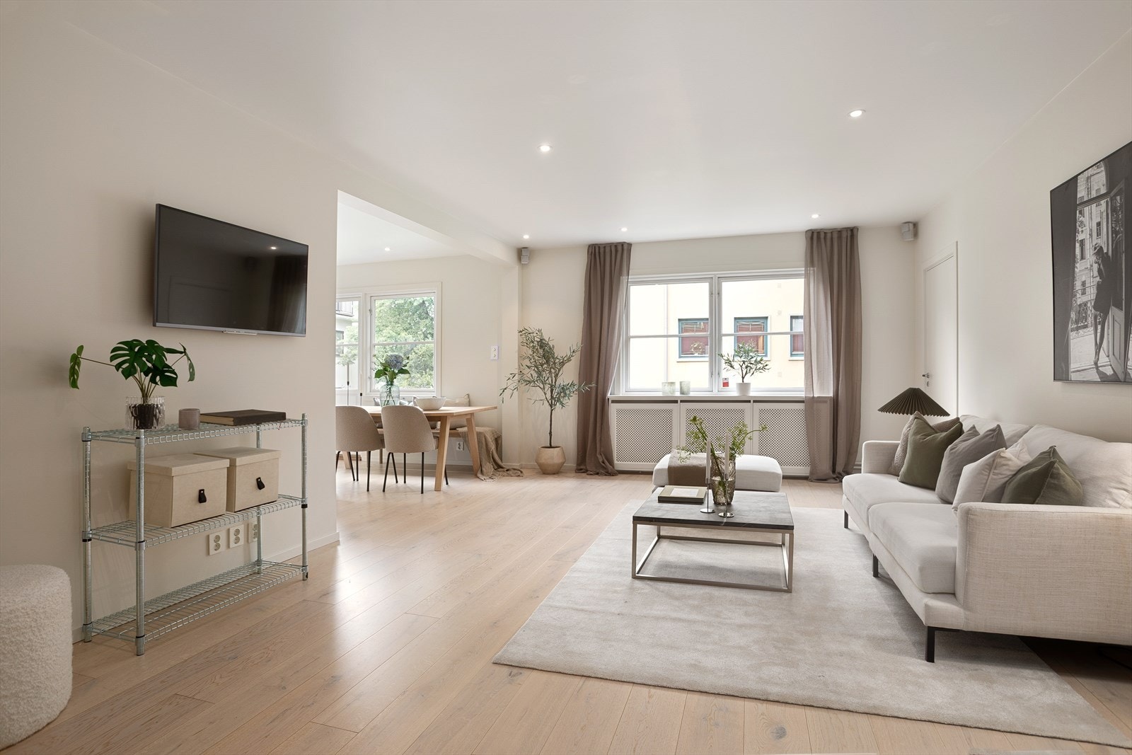 Leiligheten har vært gjenstand for betydelige oppgraderinger/ombygninger siden 2020 og fremstår i dag som meget innbydende Galleribilde