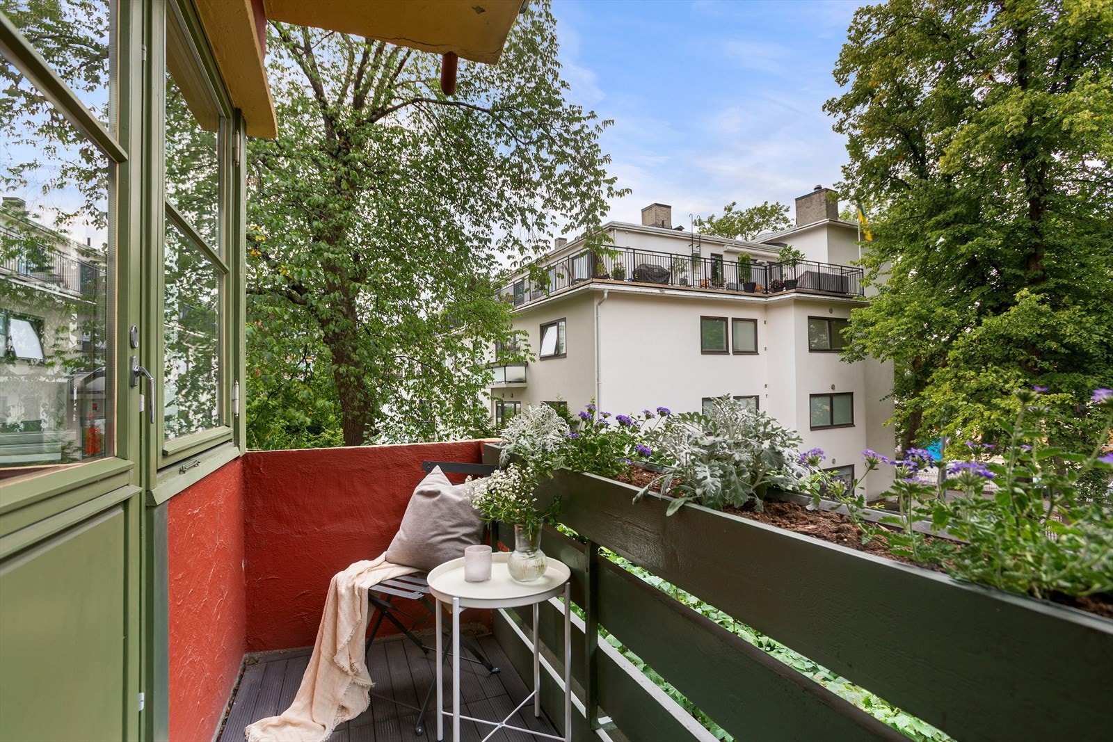 Balkongen er vendt inn mot stille og rolig område med lite innsyn Galleribilde