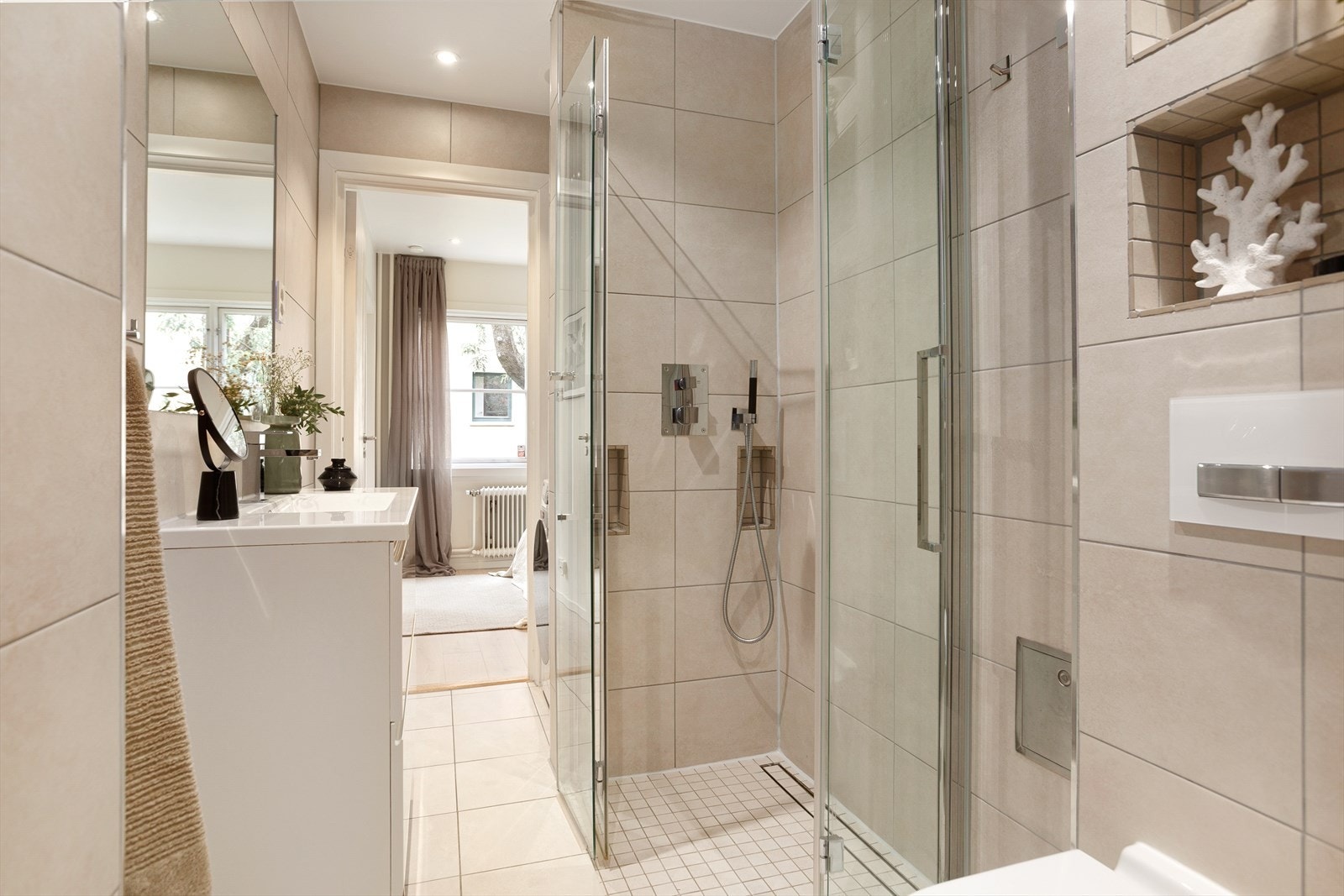 Fra hovedsoverommet er det direkte adkomst til pent baderom Galleribilde