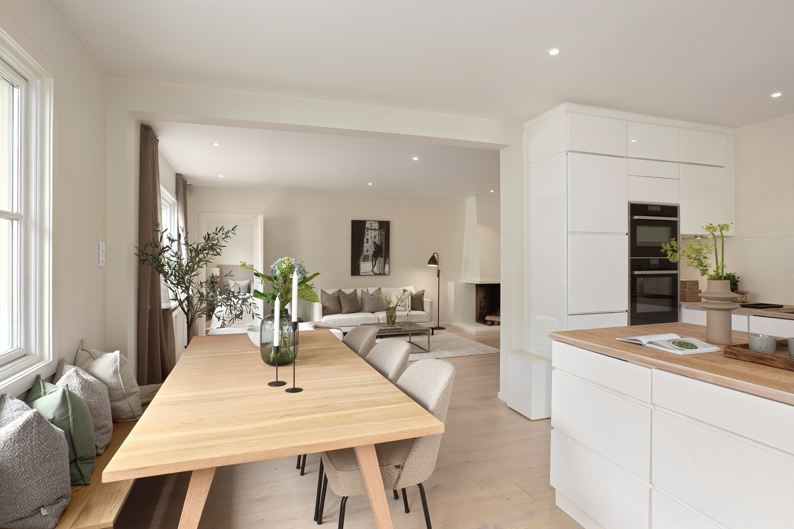 Stue og kjøkken har en åpen og sosial løsning, men er samtidig godt tilbaketrukket fra hverandre Galleribilde