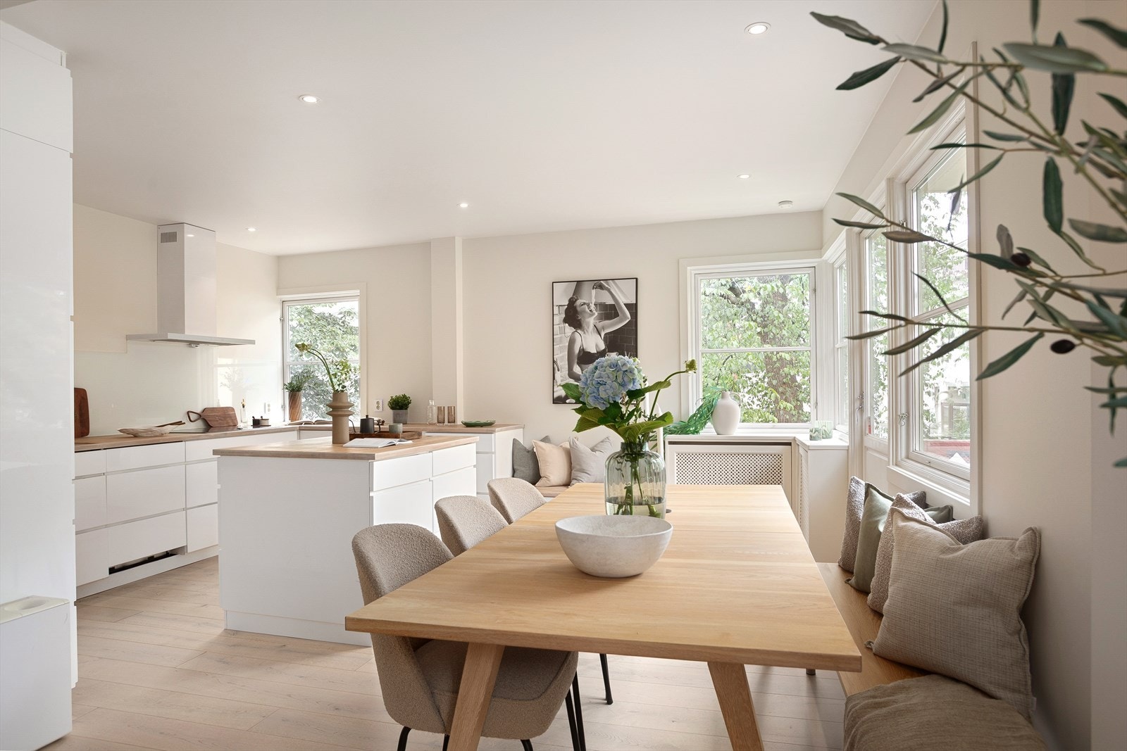 Leiligheten er en hjørneleilighet og får lys inn fra flere sider Galleribilde