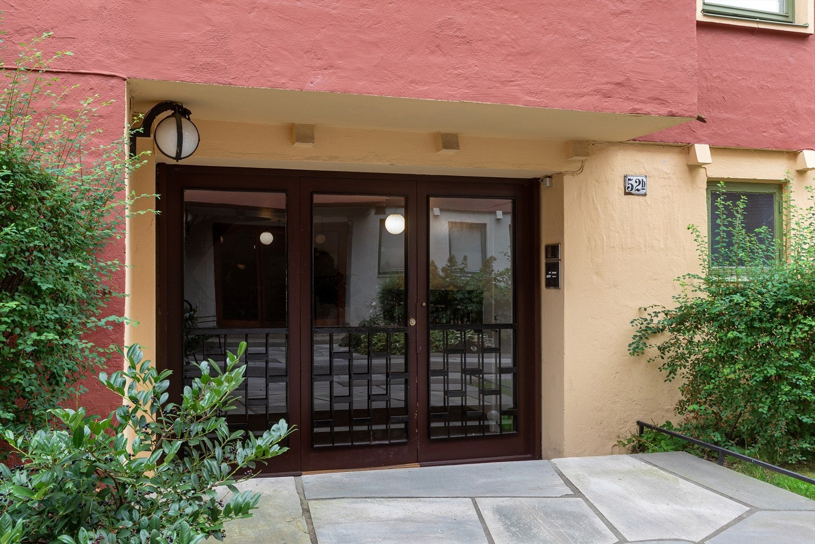 Bygningene i Drammensveien 52 har flott arkitektur (Art deco) og innbydende inngangsparti Galleribilde